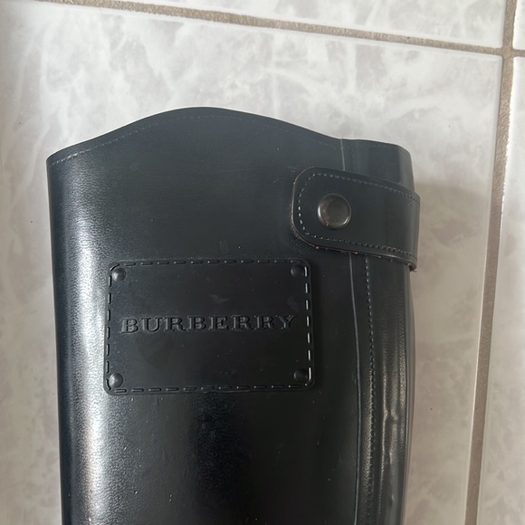 Gorgeous pair of Burberry rain boots fits like a size 7 - Picture 2 of 5